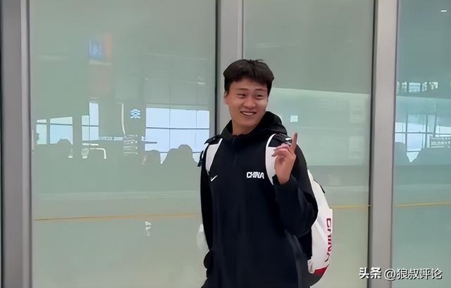 LEYU SPORTS-中国男篮凯旋而归！赵睿廖三宁脸带笑容与球迷互动引关注