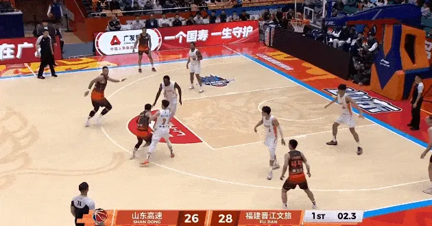 乐鱼体育-陶汉林接球快速出手压哨抛投打进，山东首节28-28战平福建